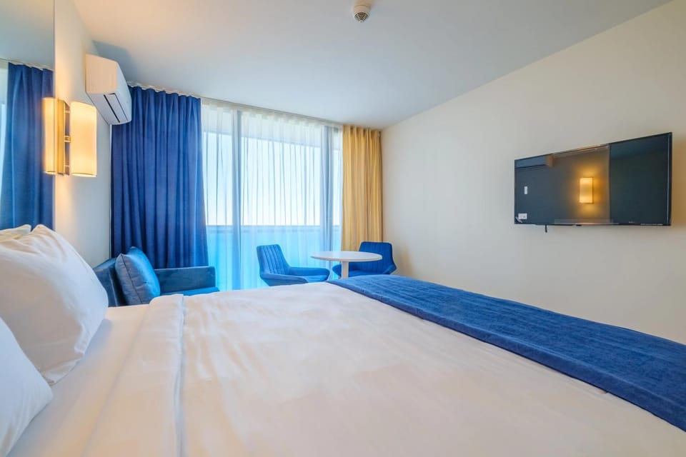 Communal lounge/ TV room, Bed, TV and multimedia, Photo of the whole room, Evening entertainment, Bedroom