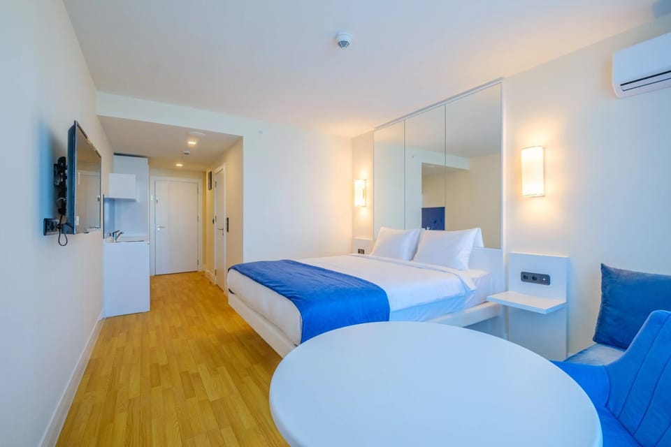 Bed, TV and multimedia, Kitchen or kitchenette, Photo of the whole room, Bedroom, air conditioner