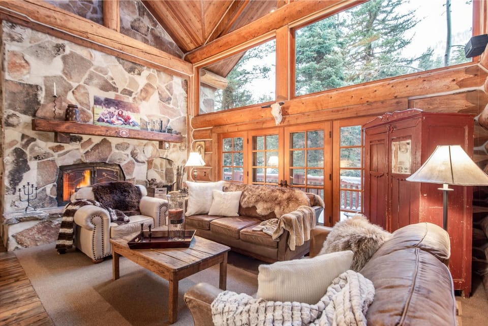 River House - Astonishing Home Nestled in the Forest, Pool Table, Fireplace, Nature View House in Sundance