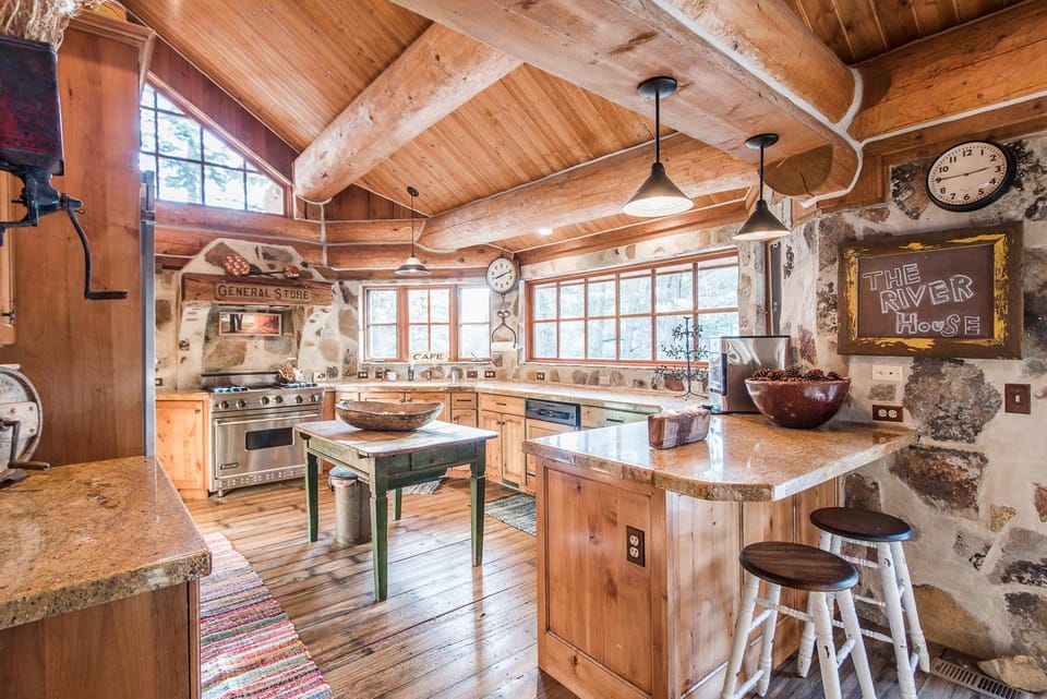 River House - Astonishing Home Nestled in the Forest, Pool Table, Fireplace, Nature View House in Sundance