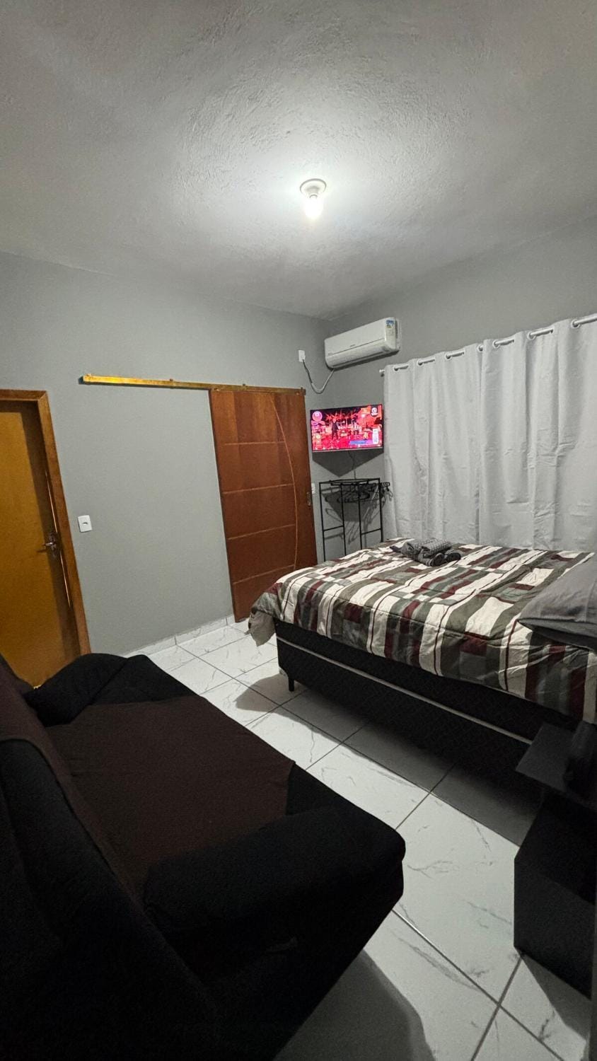Bed, TV and multimedia, Photo of the whole room, Bedroom