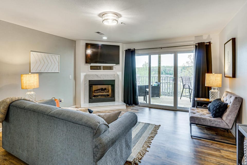 Beach, Boat Slip, Views! Lake of the Ozarks Condo House in Osage Beach