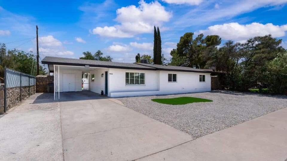 Stylish 3BR 2 Living Areas 10 Min to Airport House in Ciudad Juarez