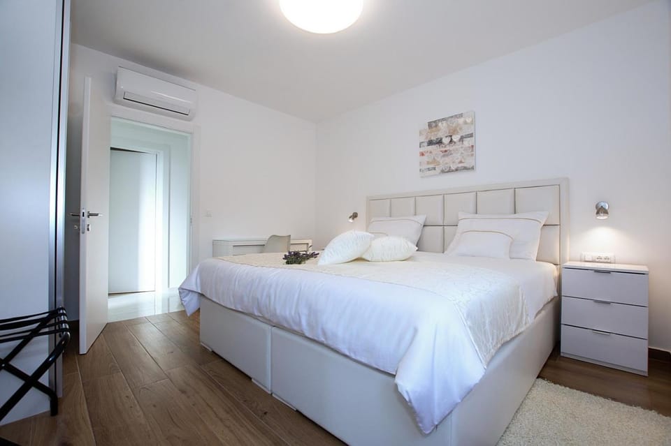APARTMENT 2 Villa Stella Deluxe with a heated swimming pool, jacuzzi, sauna and BBQ Apartment in Zadar County