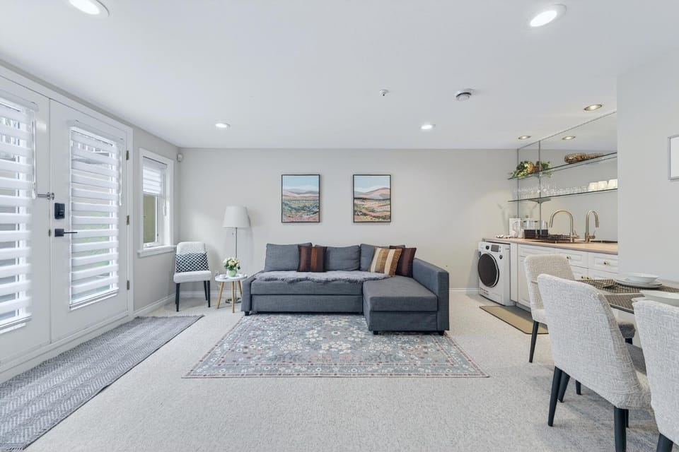 Living room, Seating area, Dining area, washing machine, dryer