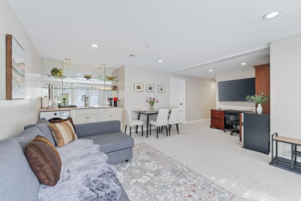 Living room, Seating area, Dining area