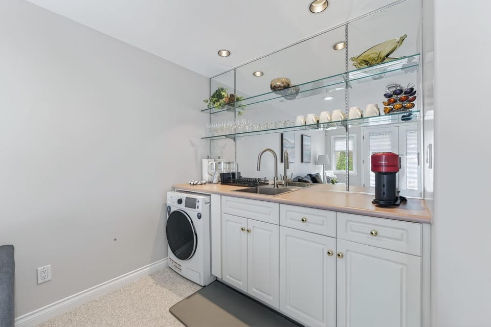 Kitchen or kitchenette, washing machine, dryer