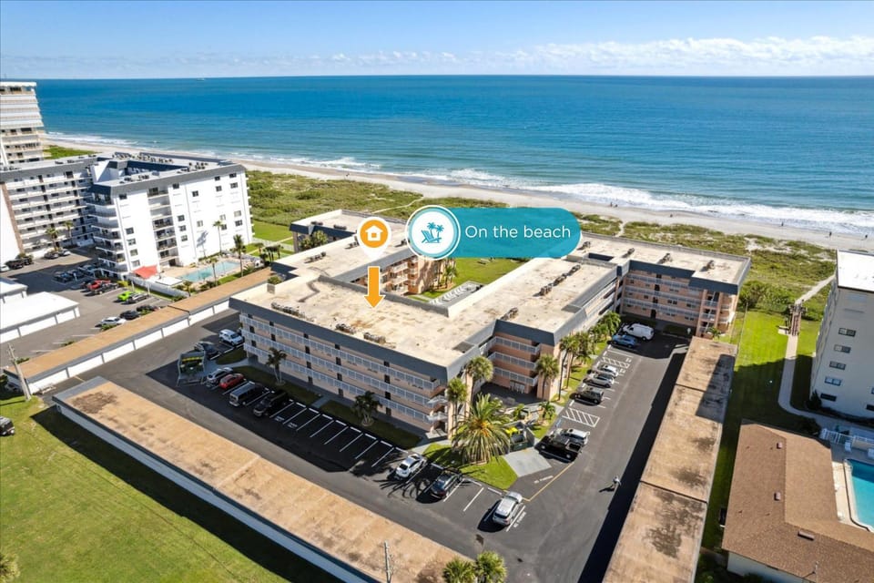 Property building, Nearby landmark, Day, Neighbourhood, Natural landscape, Bird's eye view, Beach, City view, Sea view, Street view, Swimming pool, Location, Parking