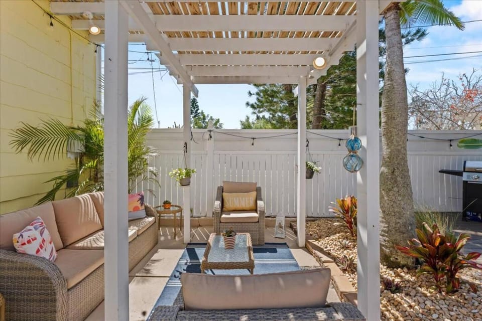 Steps to Sponge Docks | Swim Spa | Old Florida House in Tarpon Springs