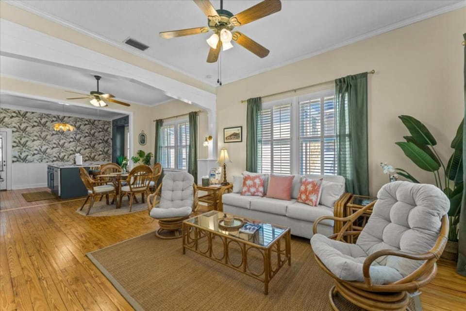 Steps to Sponge Docks | Swim Spa | Old Florida House in Tarpon Springs