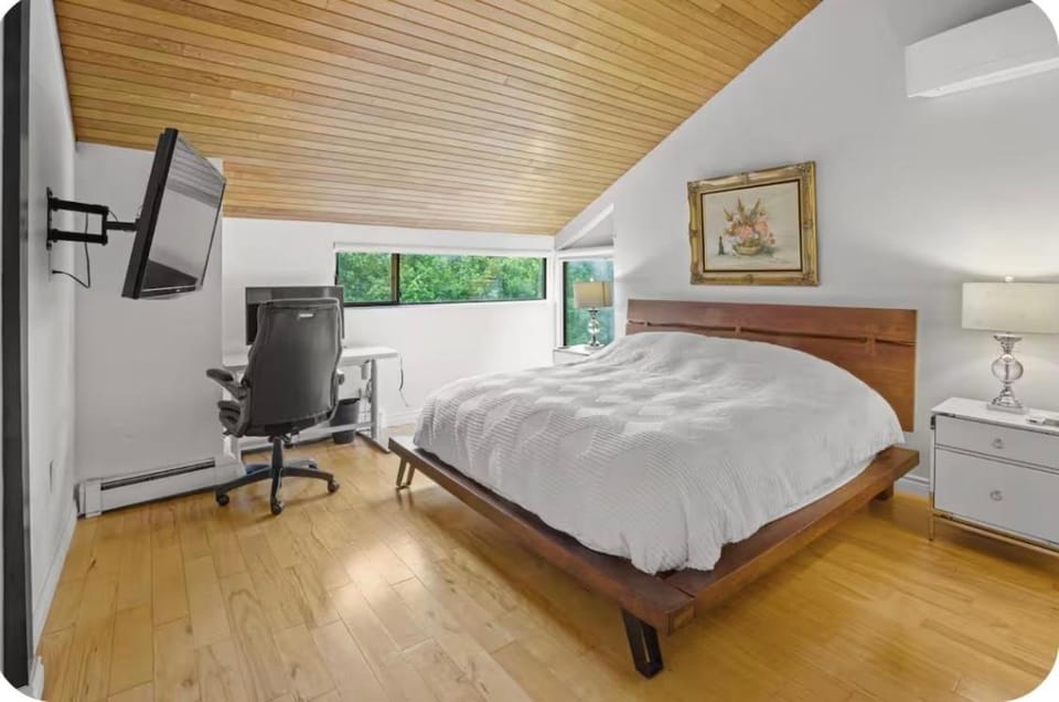 70s modern chic pad House in Port Moody