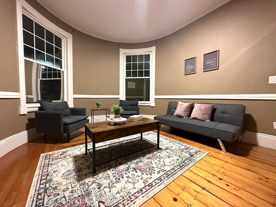 -No41- Elegant Spacious Room in a House - 20 min Drive to Downtown & 10 min walk to Commuter Rail at Newton Boston Vacation rental in Waltham