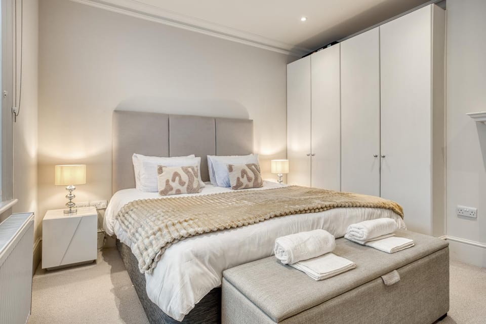 Bed, Photo of the whole room, towels, wardrobe
