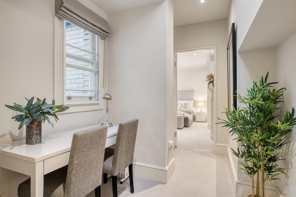 Seating area, Dining area, Bedroom