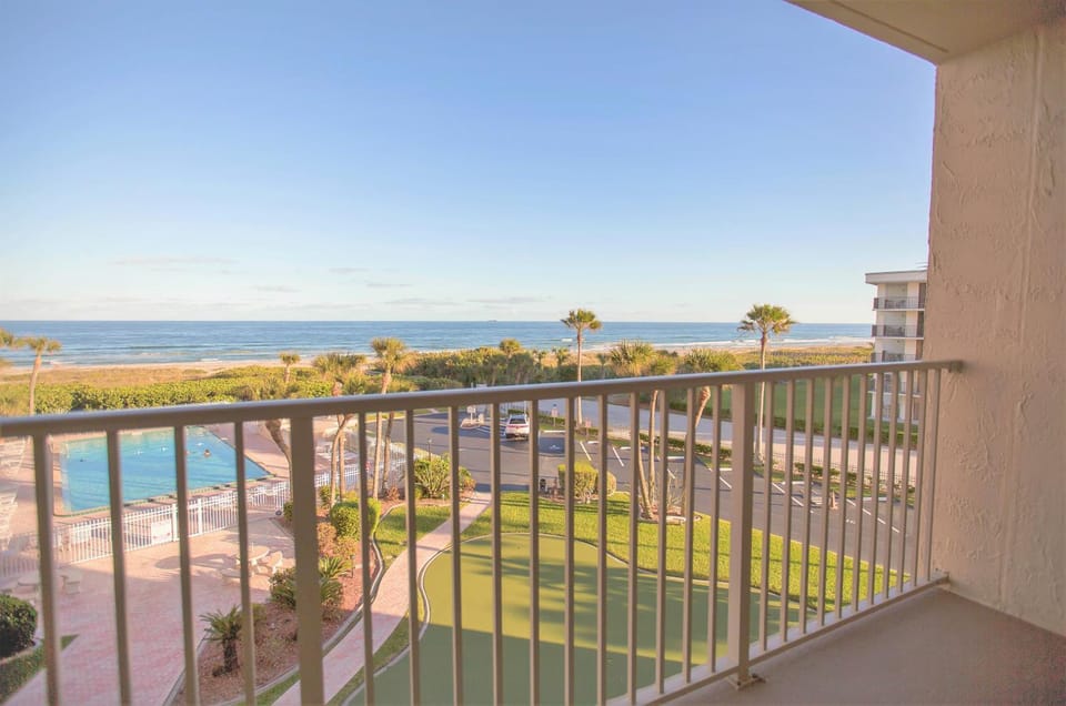 Property building, Day, View (from property/room), Balcony/Terrace, Pool view, Sea view, Swimming pool