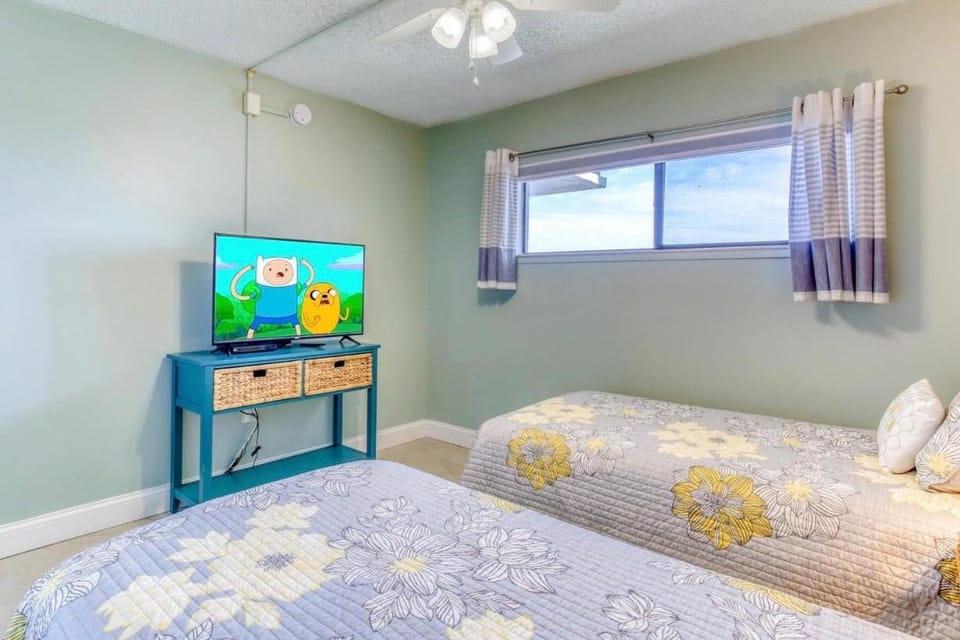 Bed, TV and multimedia, Photo of the whole room, Bedroom