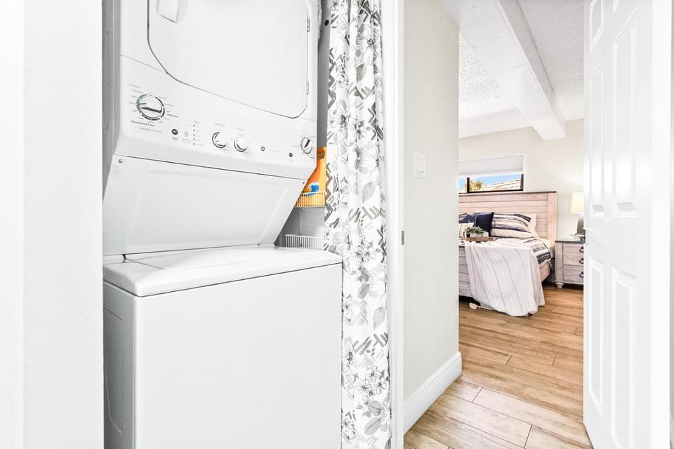 Bed, Bedroom, washing machine, dryer