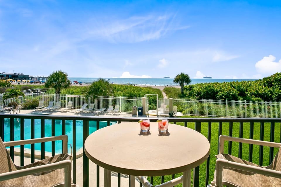 Day, View (from property/room), Balcony/Terrace, Dining area, Pool view, Swimming pool, sunbed