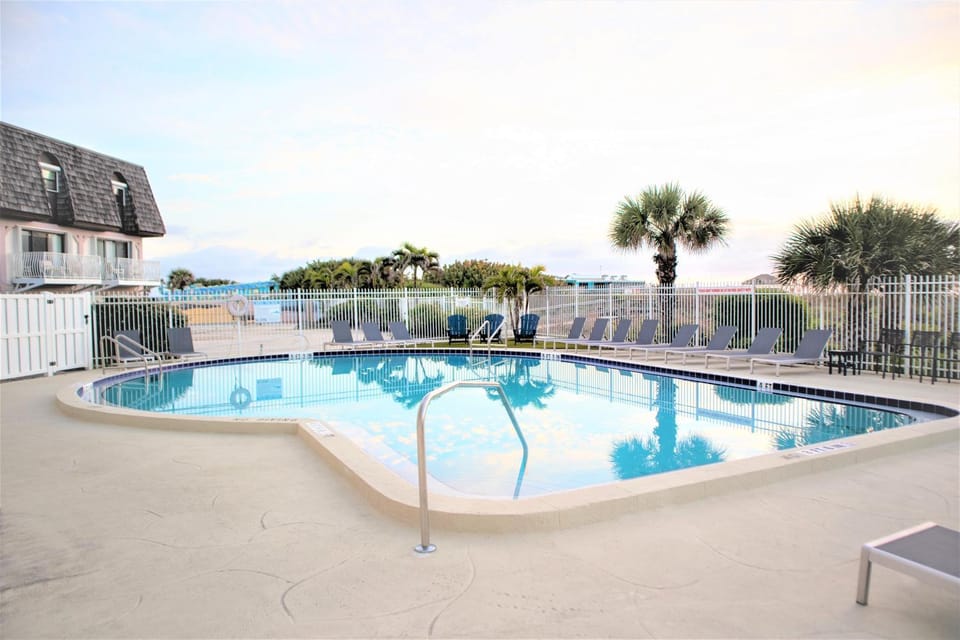 Day, Balcony/Terrace, Pool view, Swimming pool, sunbed