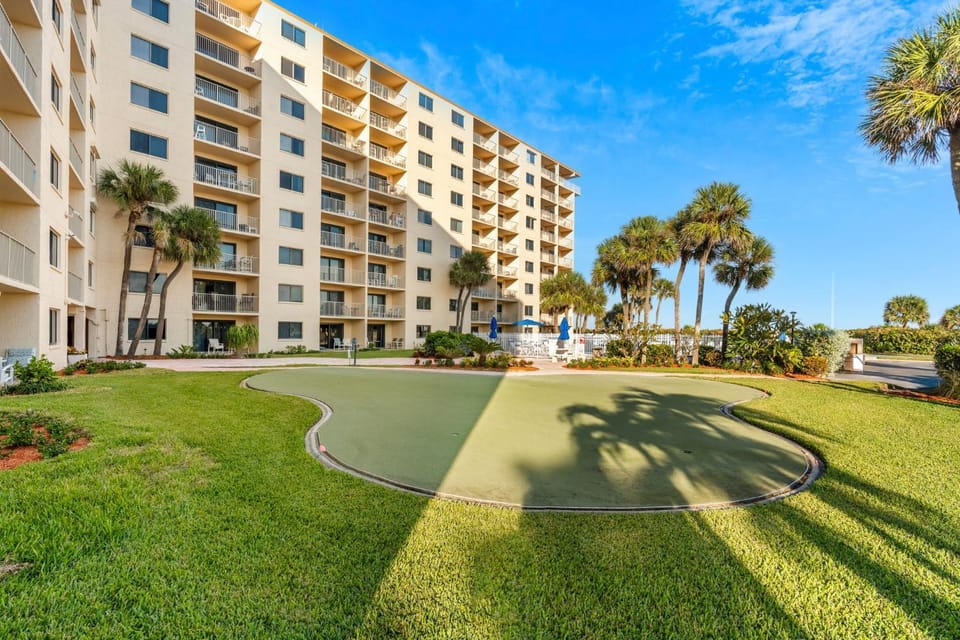 Property building, Day, Garden, Minigolf, Garden view