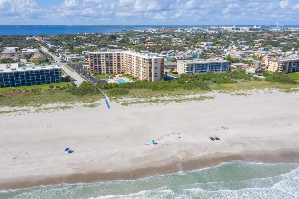 Property building, Nearby landmark, Day, Bird's eye view, Beach, Sea view, Location