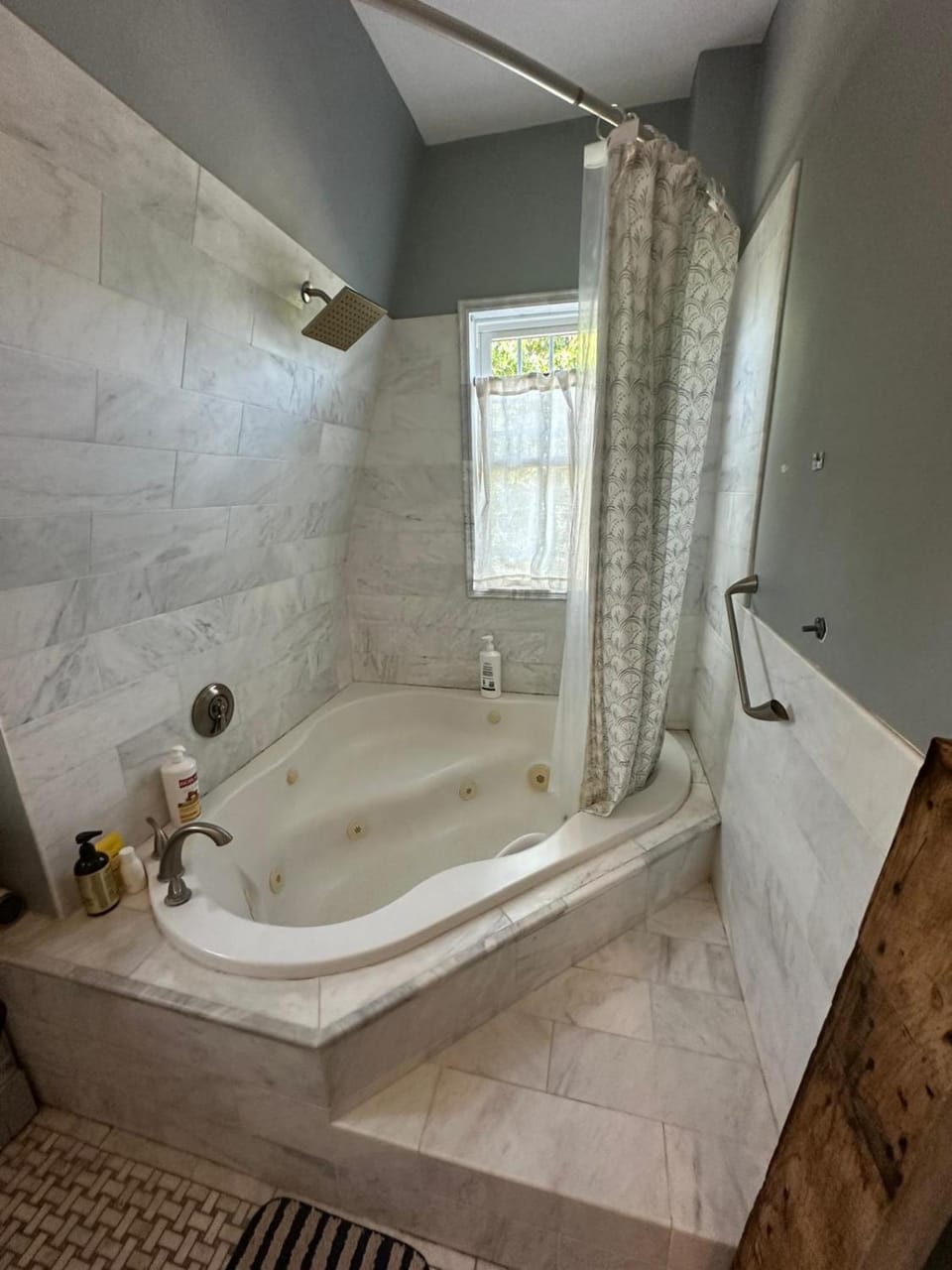 -43- Elegant Spacious Room in a House - 20 min Drive to Downtown & 10 min walk to Commuter Rail at Newton Boston Vacation rental in Waltham