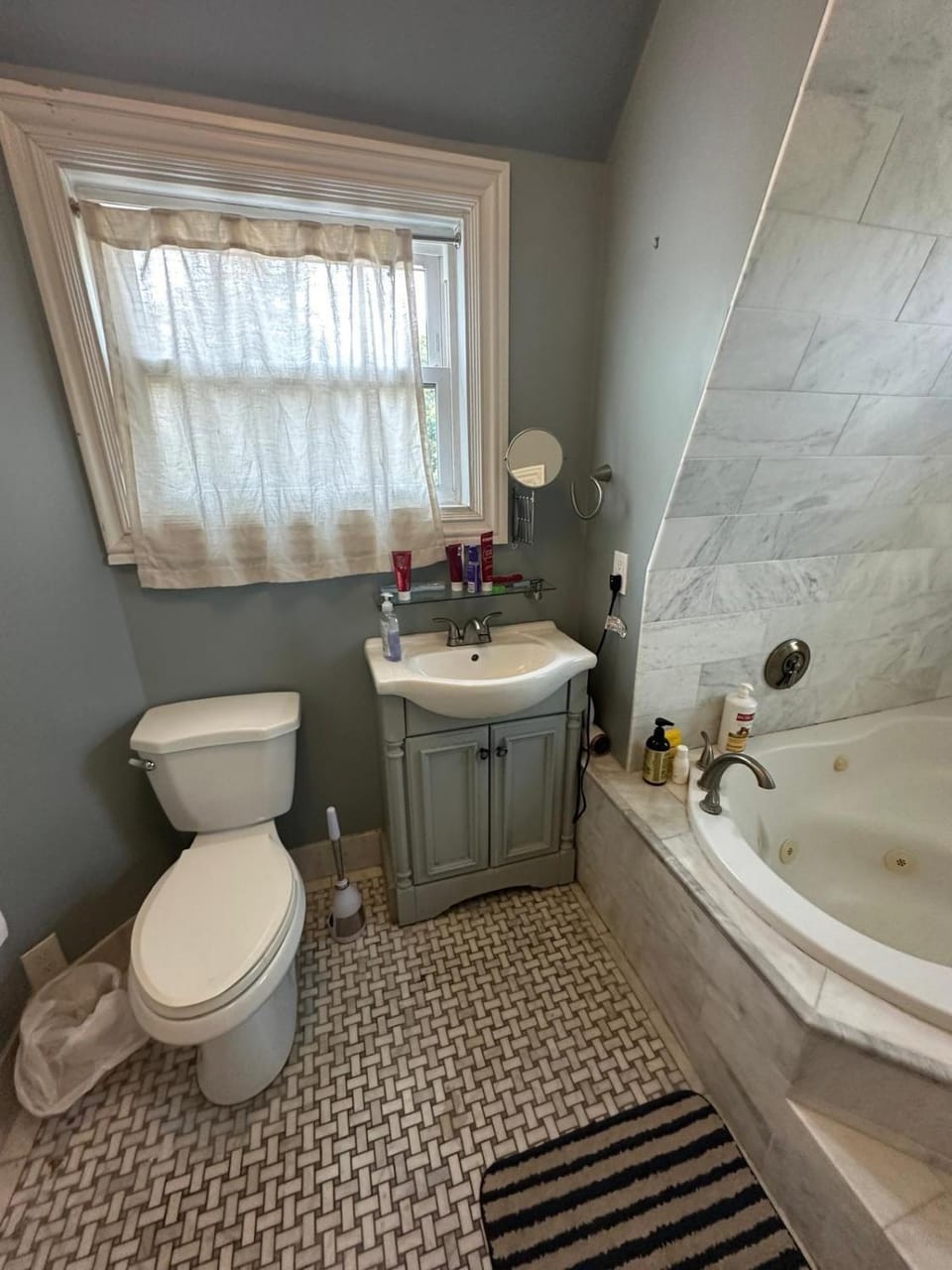 -43- Elegant Spacious Room in a House - 20 min Drive to Downtown & 10 min walk to Commuter Rail at Newton Boston Vacation rental in Waltham