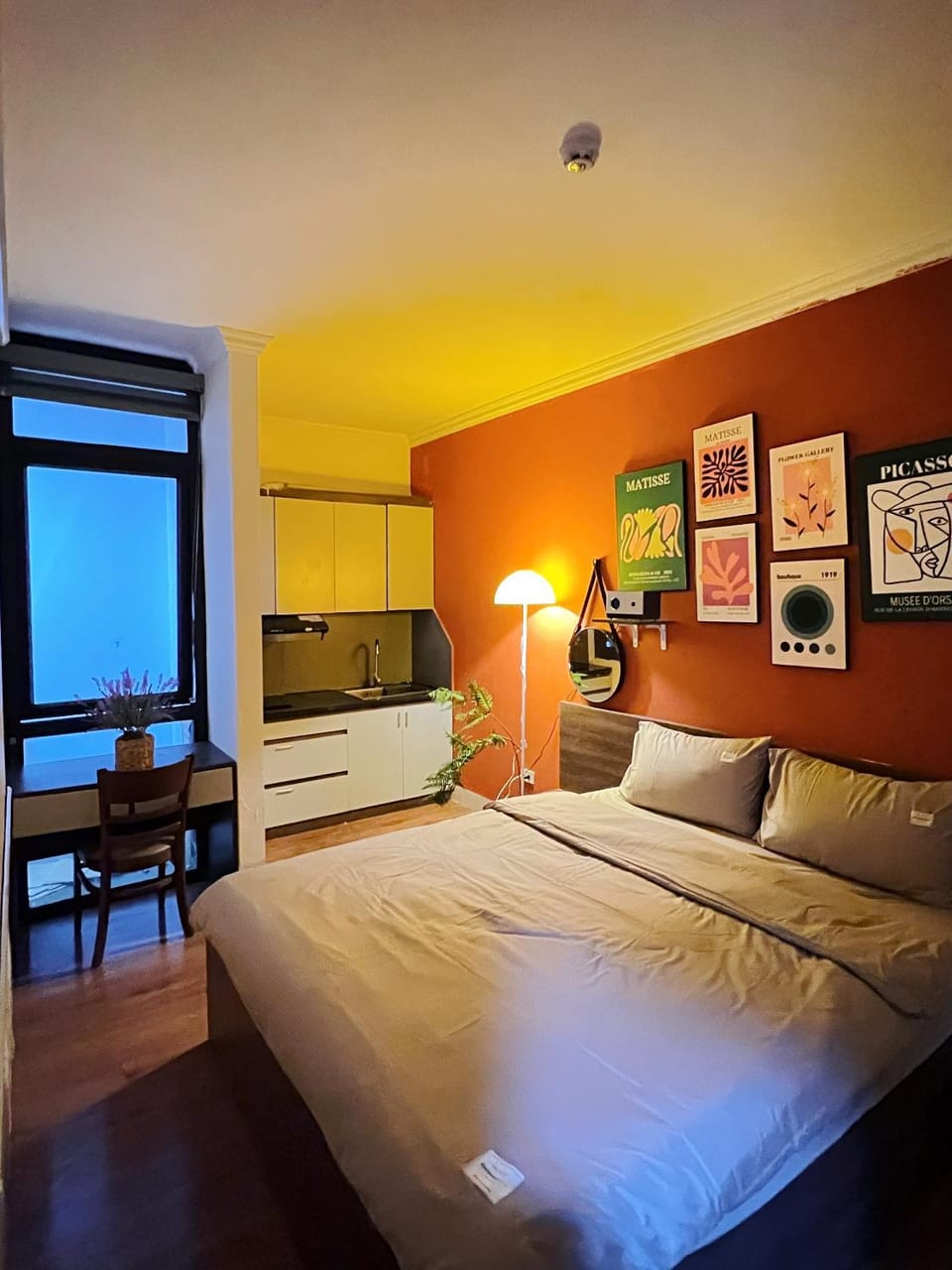 Photo of the whole room, Bedroom