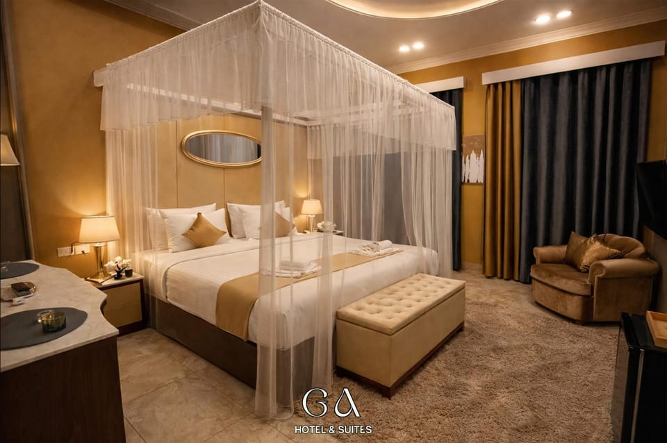 Bed, Living room, Photo of the whole room, Seating area, Bedroom