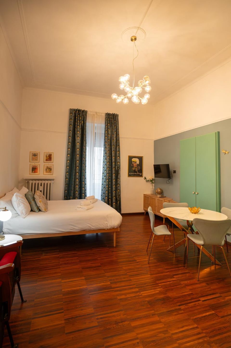 Bed, Living room, Photo of the whole room, Dining area, Bedroom