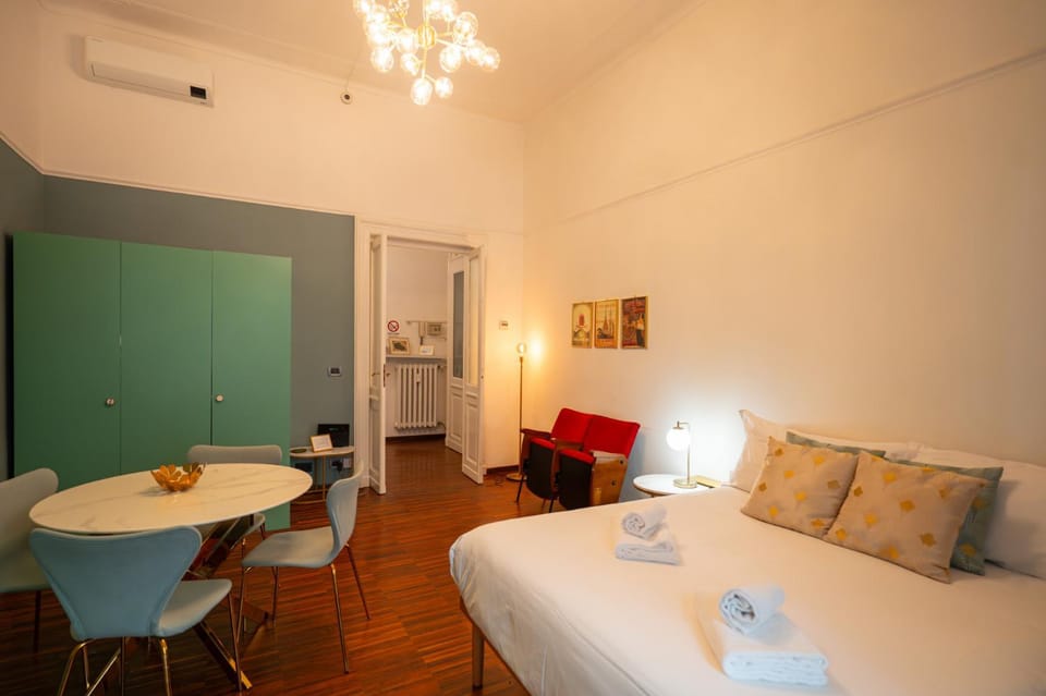 Bed, Living room, Photo of the whole room, Seating area, Dining area, Bedroom, towels