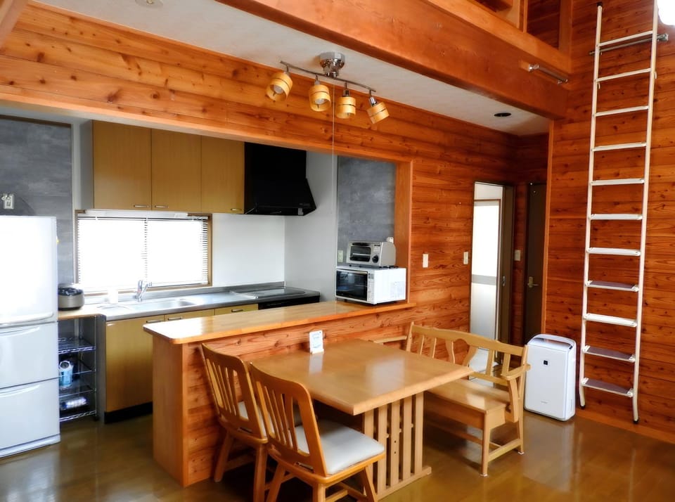 Photo of the whole room, kitchen