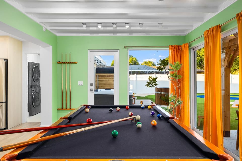 Billiard, Game Room