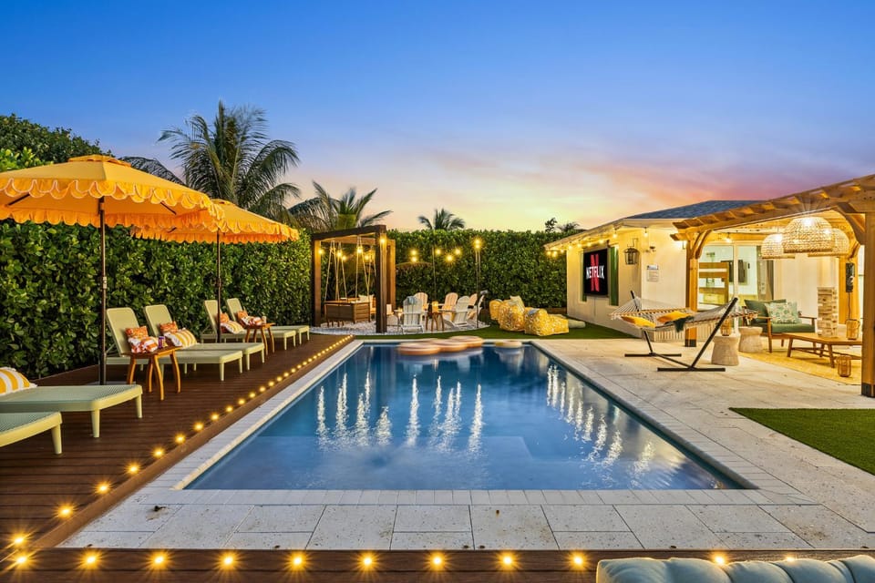 Swimming pool, sunbed