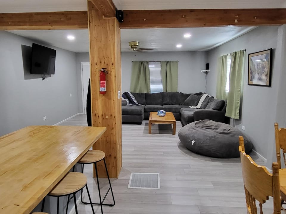 Communal lounge/ TV room, TV and multimedia, Living room, Seating area, Dining area, Evening entertainment