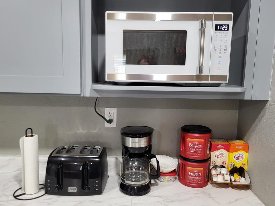 Coffee/tea facilities, Kitchen or kitchenette, microwave, toaster