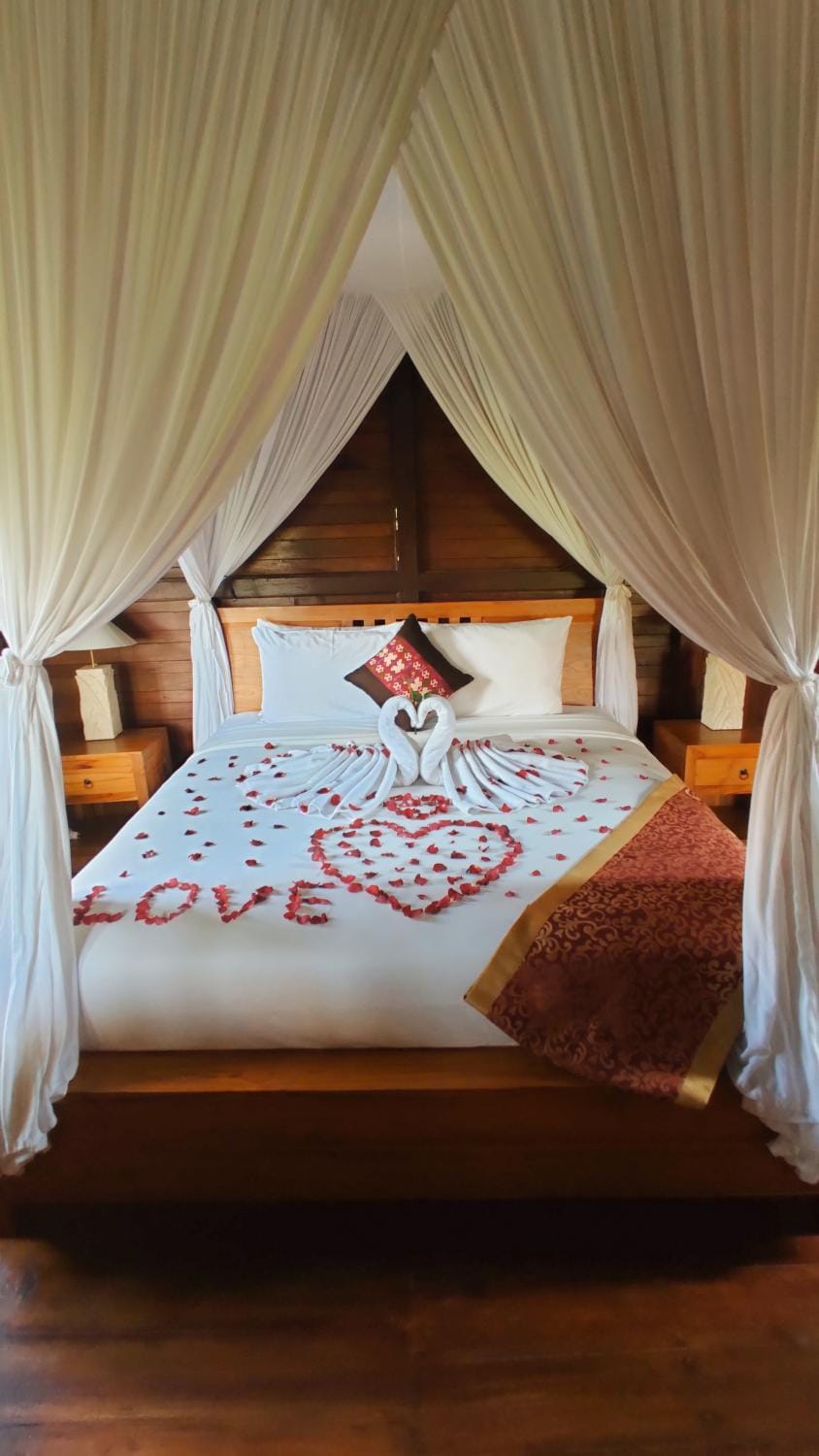 Bed, Day, Bedroom, Guests