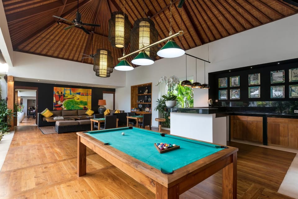 Billiard, Living room, Seating area