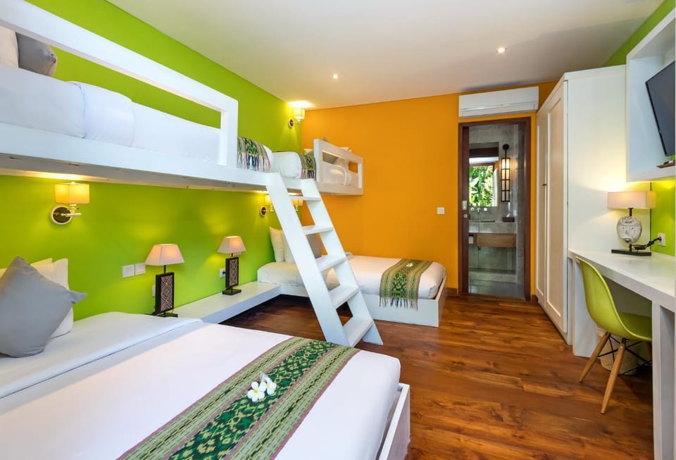 Bedroom, bunk bed