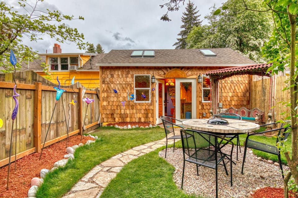 Sweet Sunshine Suite- Artistic, cozy, and colorful Bed and Breakfast in Portland
