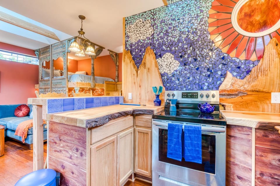 Sweet Sunshine Suite- Artistic, cozy, and colorful Bed and Breakfast in Portland