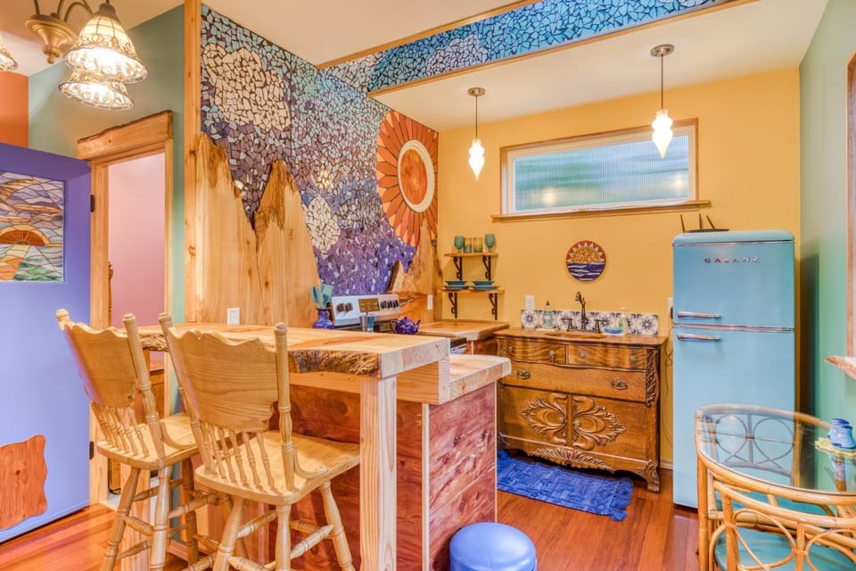 Sweet Sunshine Suite- Artistic, cozy, and colorful Bed and Breakfast in Portland