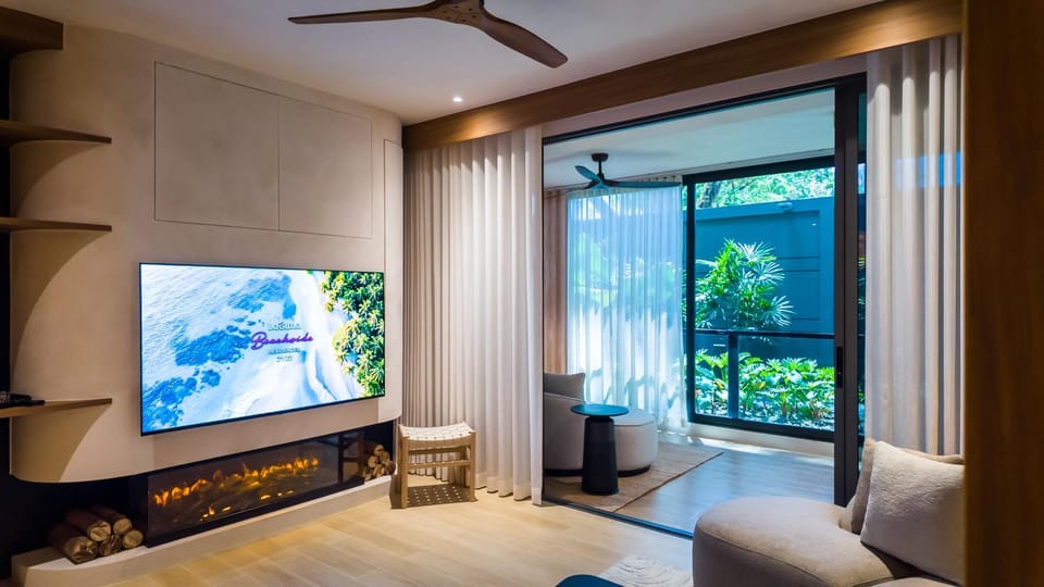 TV and multimedia, Photo of the whole room, fireplace