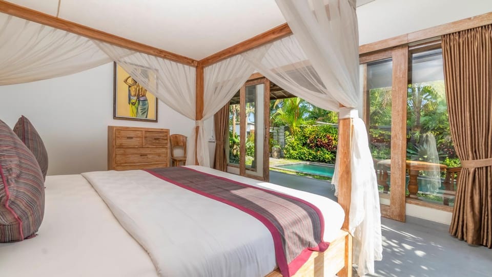Photo of the whole room, Pool view