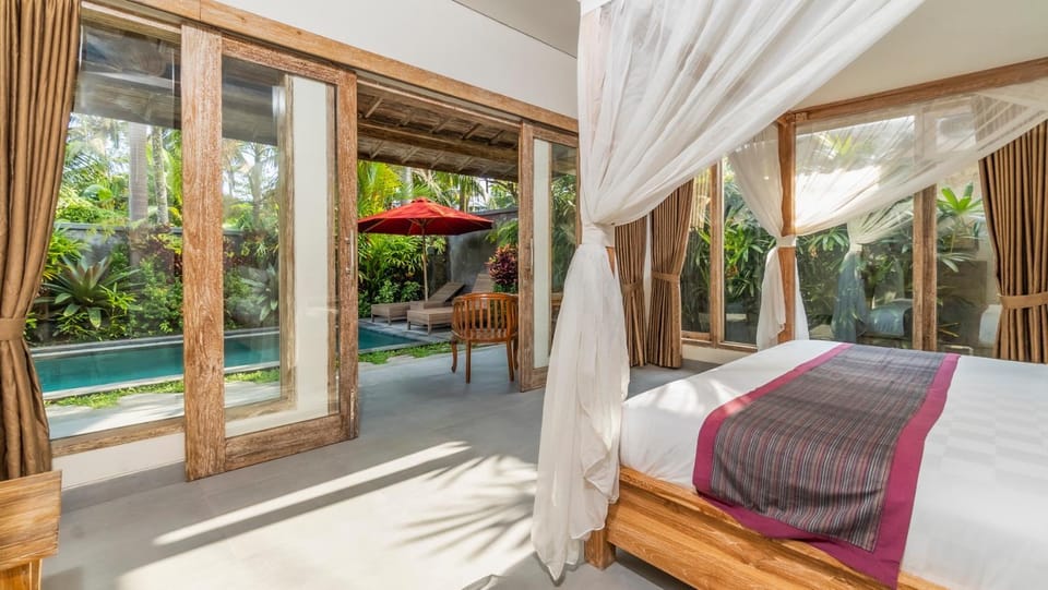 Photo of the whole room, Pool view