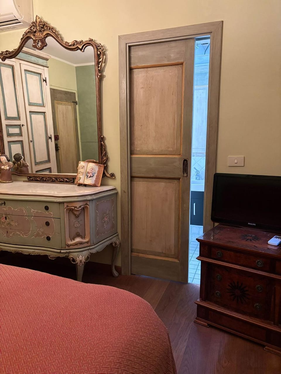 TV and multimedia, Photo of the whole room, Bedroom, wardrobe