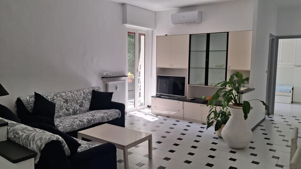 Black and White family home air conditioning Apartment in Rapallo