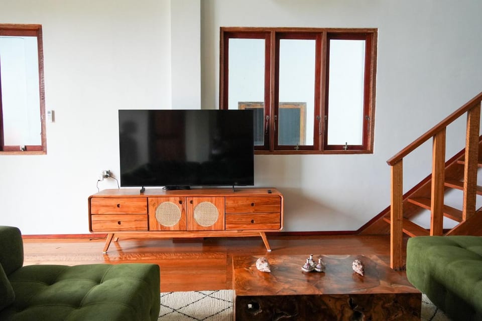 Communal lounge/ TV room, TV and multimedia, Living room, Seating area, Evening entertainment