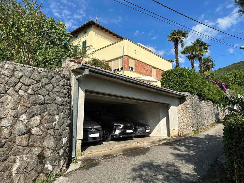Property building, Day, Neighbourhood, Street view, Parking
