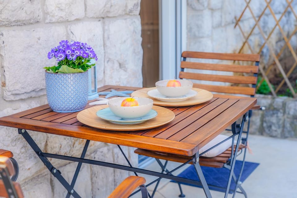 Patio, Day, Seating area, Dining area